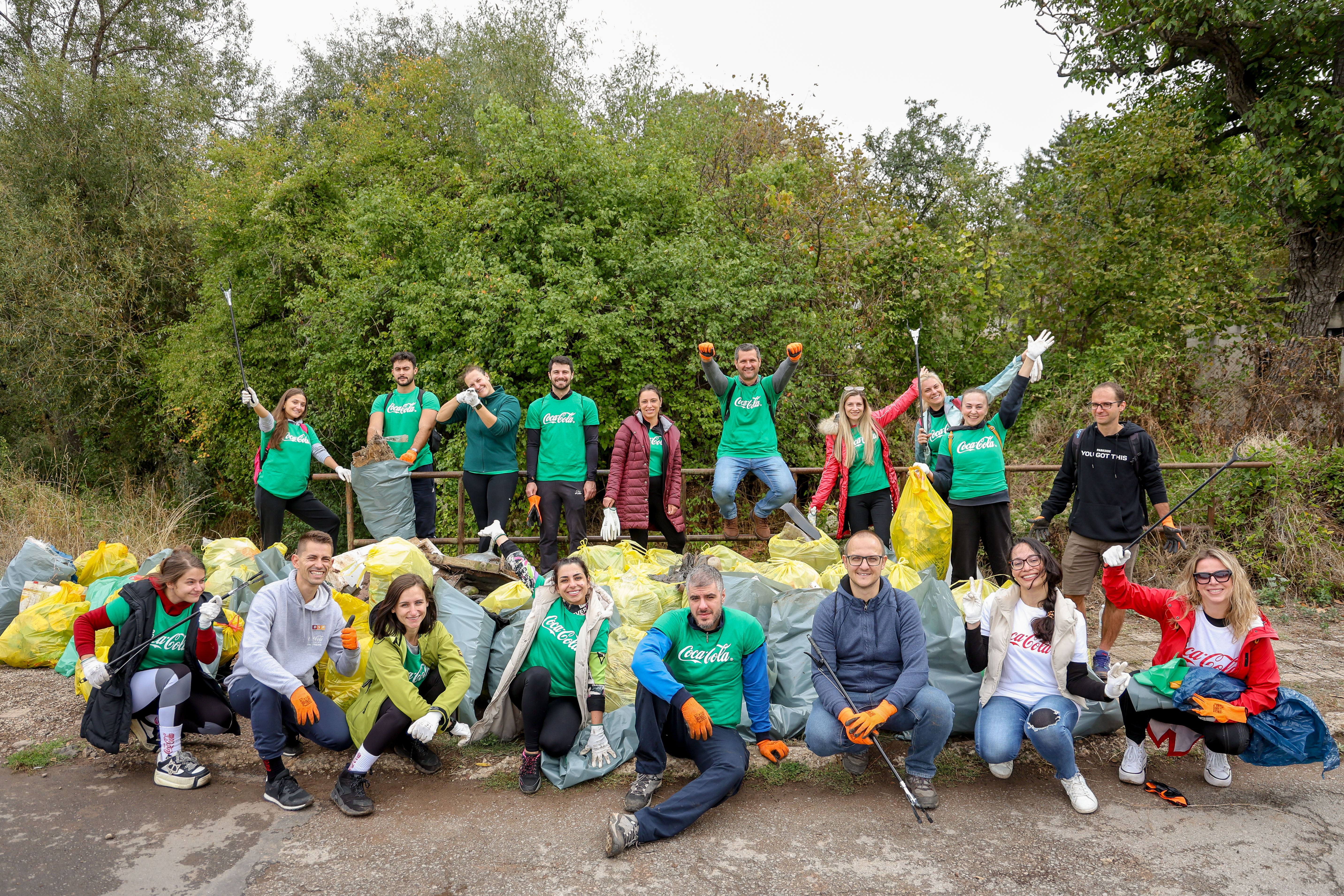 Нови пешеходни алеи обособиха около Перловска река доброволци и партньори на Кока-Кола ХБК България